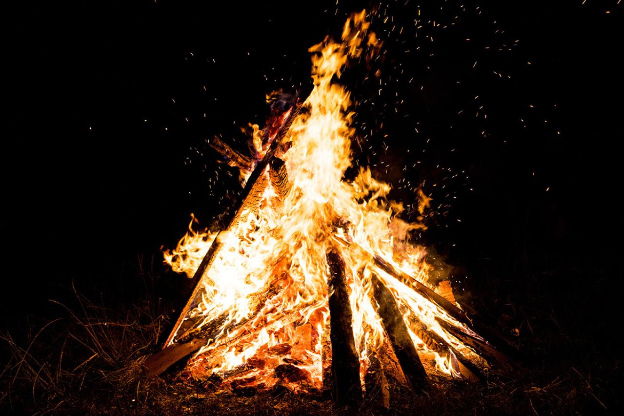 吉川英治の『篝火の女』あらすじ紹介。戦乱の世で、宿敵の家臣と恋仲になってしまった武家の娘。さらなる三角関係の結末は!?