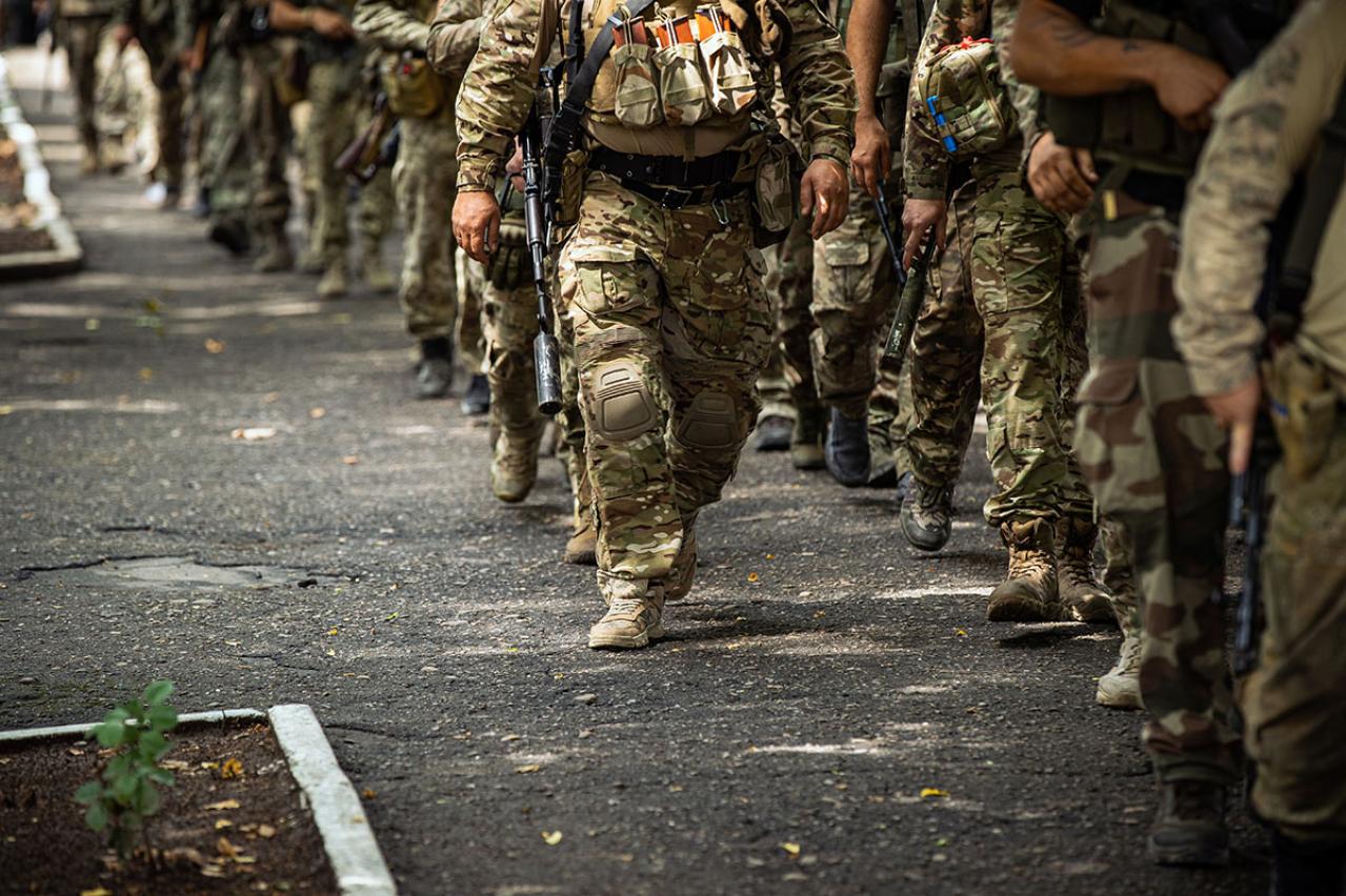 【戦後80年に読みたい小説】新井紀一の『怒れる高村軍曹』あらすじ紹介。名誉と責任に揺れる軍曹の姿とは？