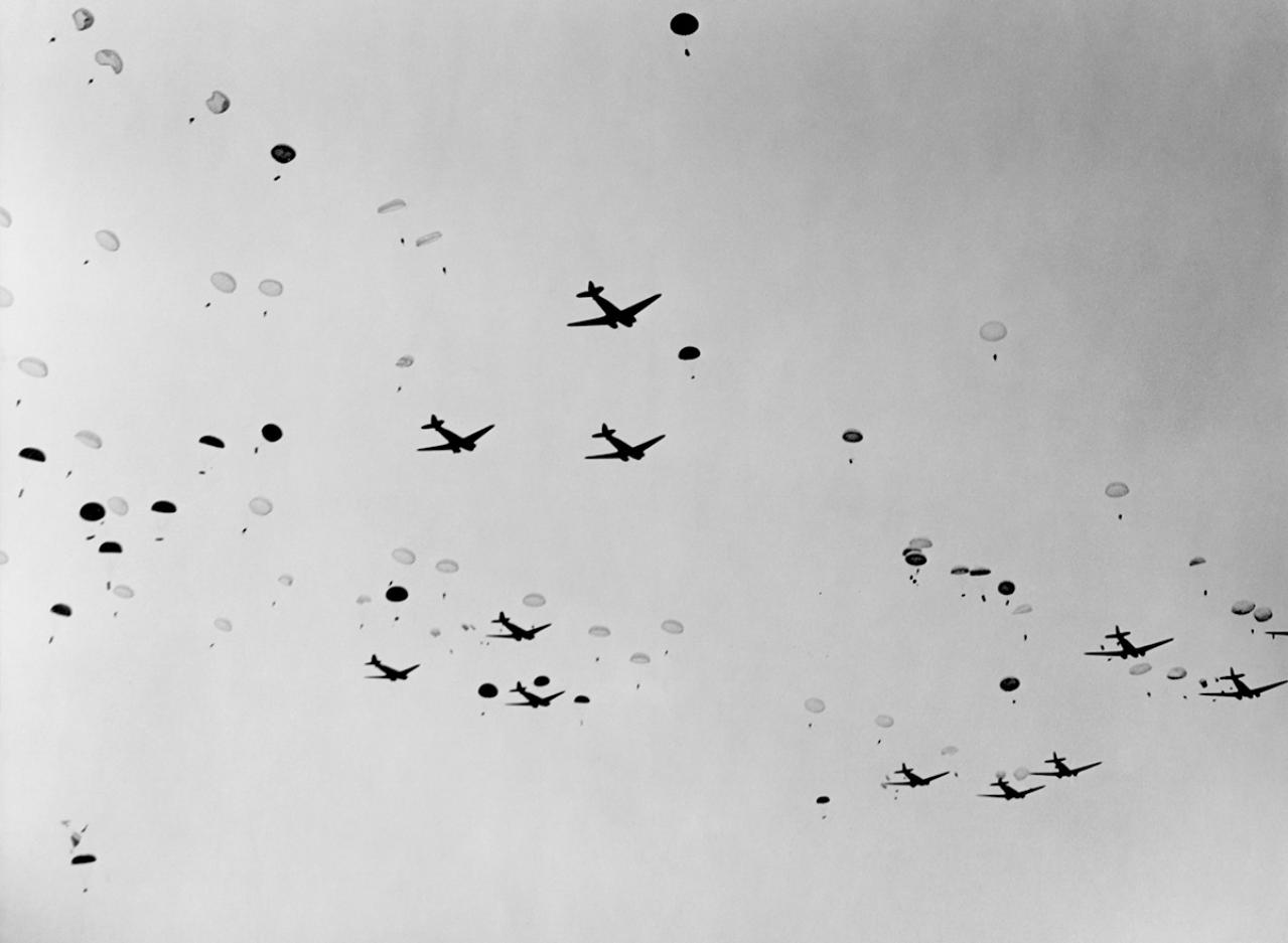 【戦後80年に読みたい小説】林芙美子の『うき草』あらすじ紹介。竹やり訓練を行う女2人。その非日常と悲劇