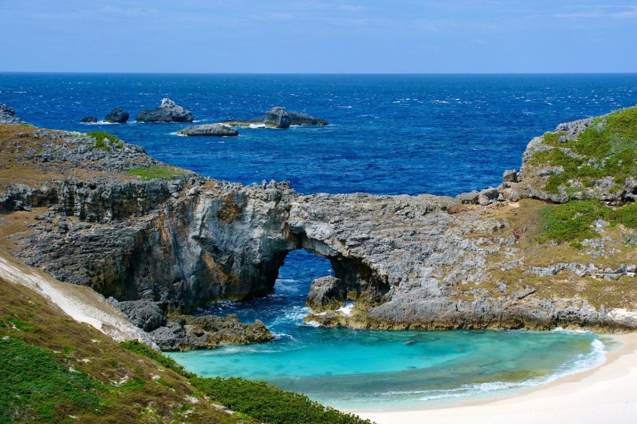 【夏の島旅】戦後80年の今こそ訪れたい【小笠原諸島】青い海が広がる3島のおすすめスポットは？
