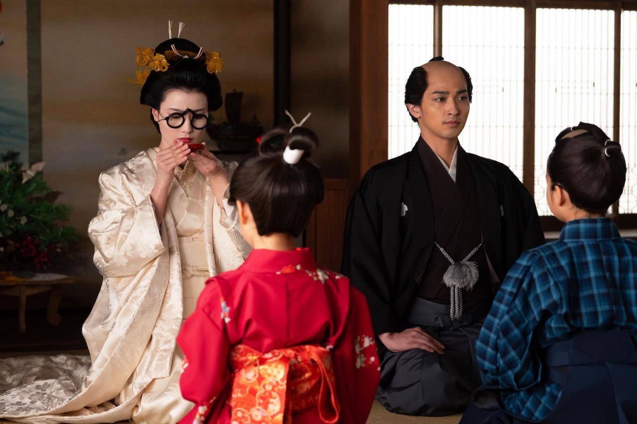 【べらぼう】蔦重（横浜流星）の妻・てい（橋本愛）のメガネが個性的！ 江戸時代のメガネ事情は？ 