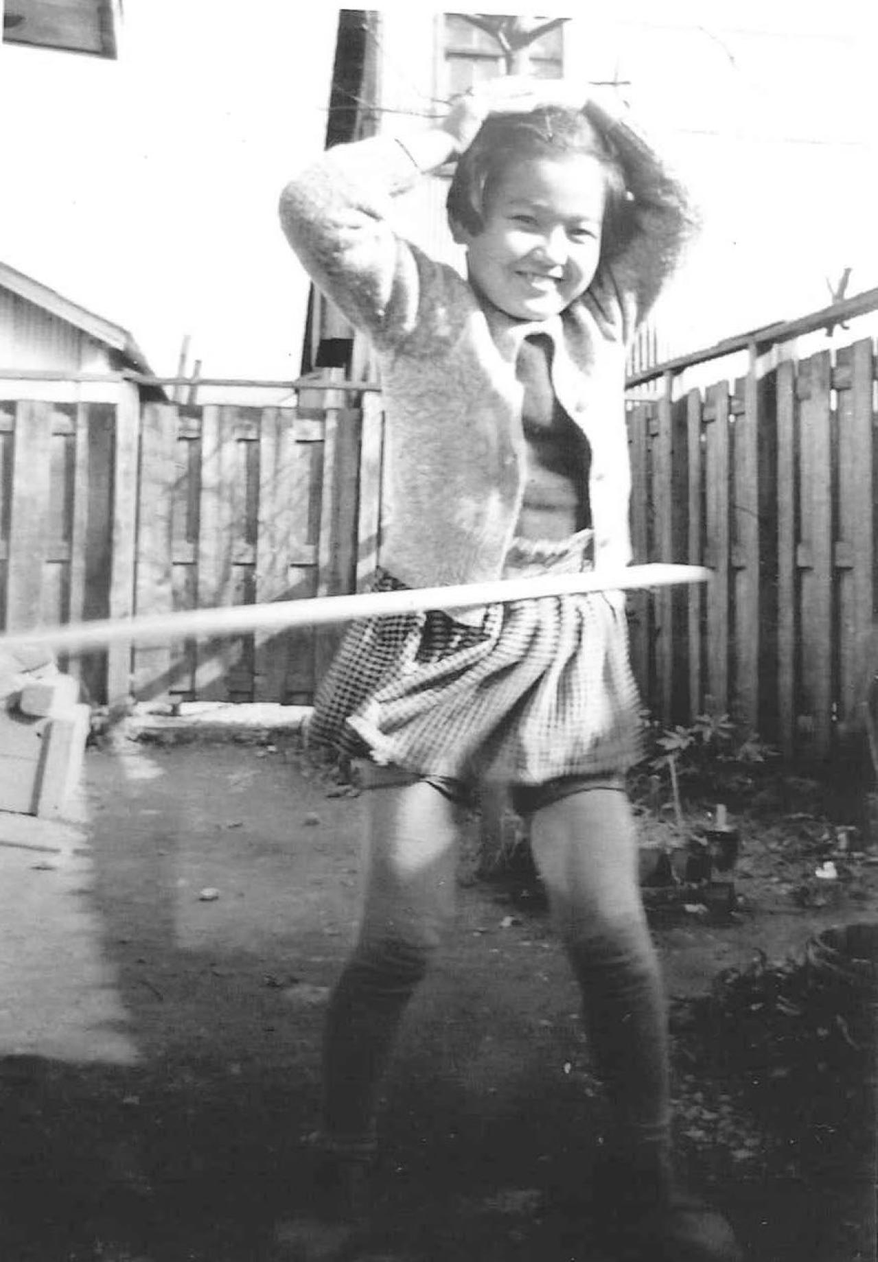 【昭和の学校生活・遊び】フラフープが大流行。クラス全員が集めていた「なめ猫」グッズ… 少女時代の懐かしい思い出は？（画像3）