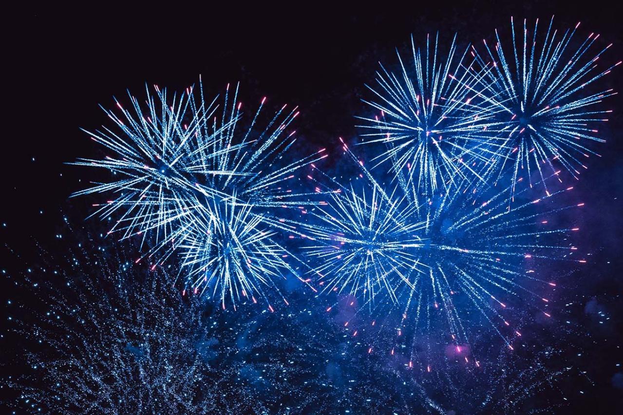 吉川英治の名作『銀河まつり』あらすじ紹介。愛と嫉妬、花火に命を賭けた男たちの運命とは？