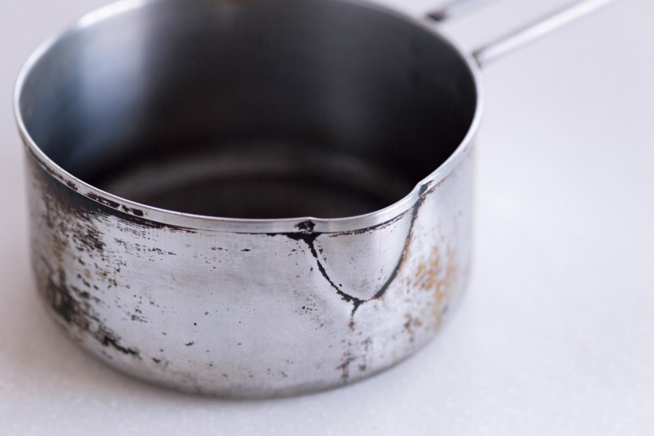 「キッチンに置きたい消しゴム」水をつけてこするだけ！みるみる汚れが落ちる、魔法のグッズとは？（画像5）