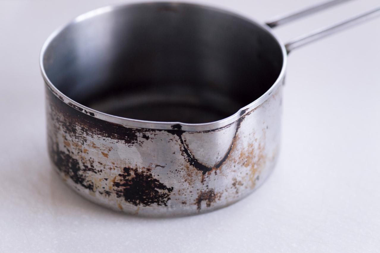 「キッチンに置きたい消しゴム」水をつけてこするだけ！みるみる汚れが落ちる、魔法のグッズとは？（画像3）