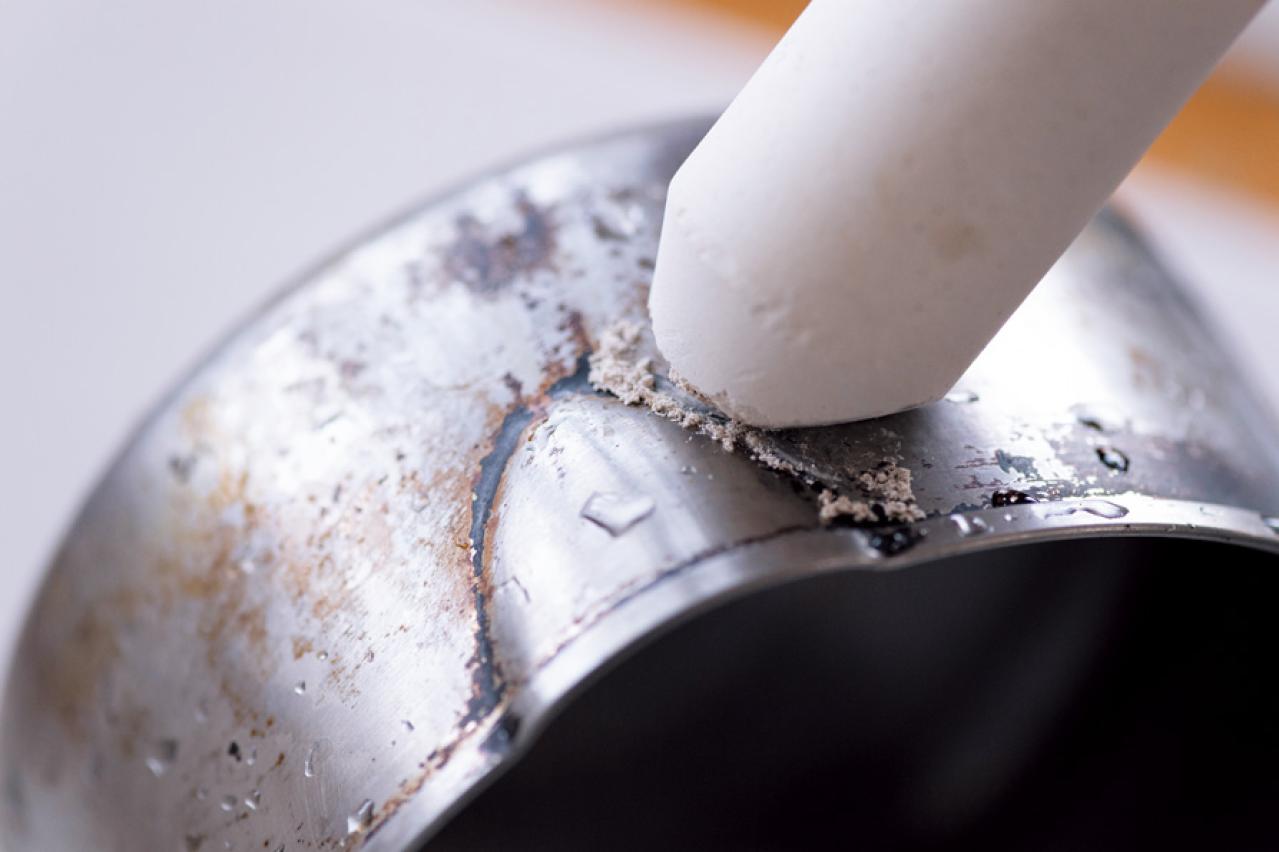 「キッチンに置きたい消しゴム」水をつけてこするだけ！みるみる汚れが落ちる、魔法のグッズとは？（画像4）