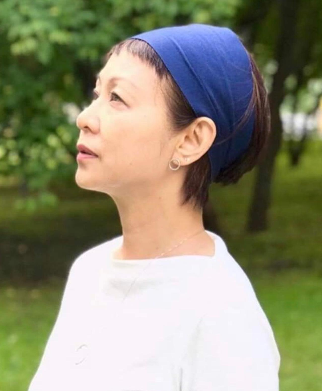 白髪を生かした「ピンクの髪色」でおしゃれの幅が広がる！ 60代・人気スタイリストのヘアスタイル実例（画像3）