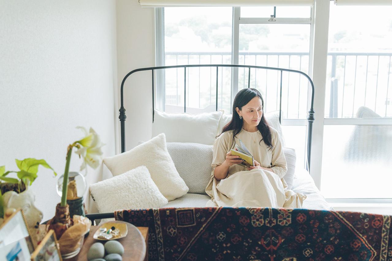 大切な人を亡くし苦しんだ日々を経て辿り着いた、30㎡ワンルームのシンプルな暮らし【60歳パフューマー 山藤陽子さん】