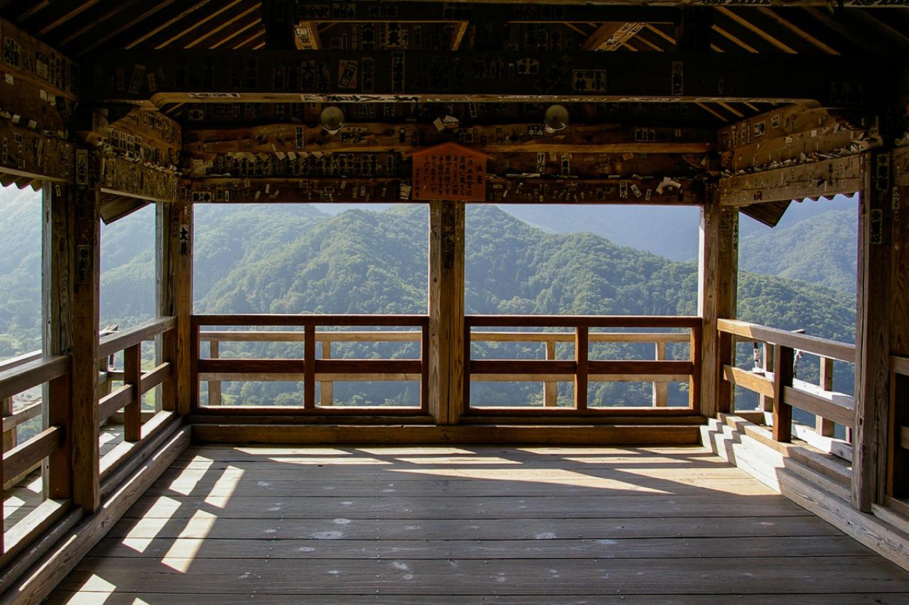 横光利一の『草の中』あらすじ紹介。人間の孤独と癒やしを描く名作