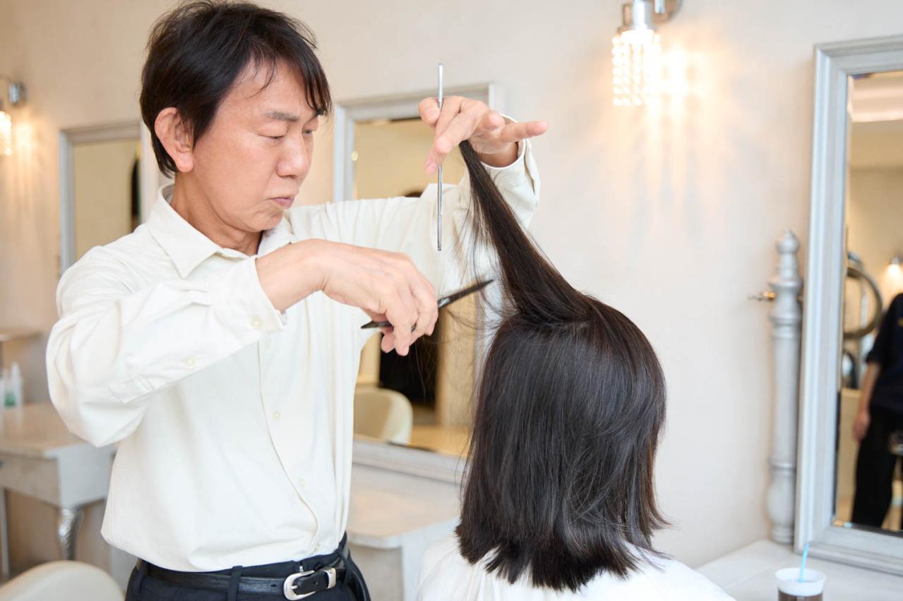 59歳「髪のパサつき、根元のつぶれが気になります…」 人気ヘアサロン【ZACC・高橋さん】が教える若返りカットとは？（画像7）