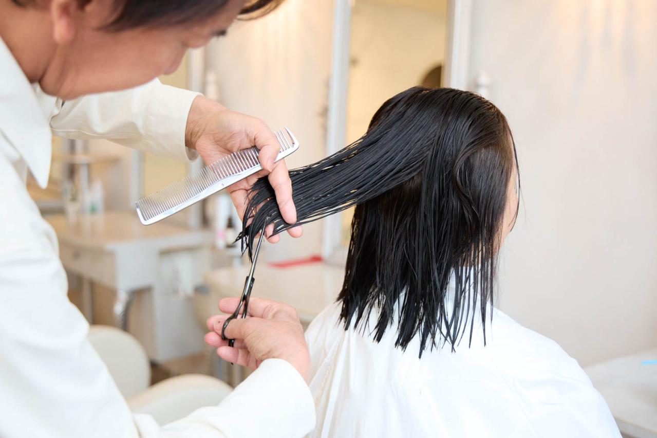 59歳「髪のパサつき、根元のつぶれが気になります…」 人気ヘアサロン【ZACC・高橋さん】が教える若返りカットとは？（画像6）