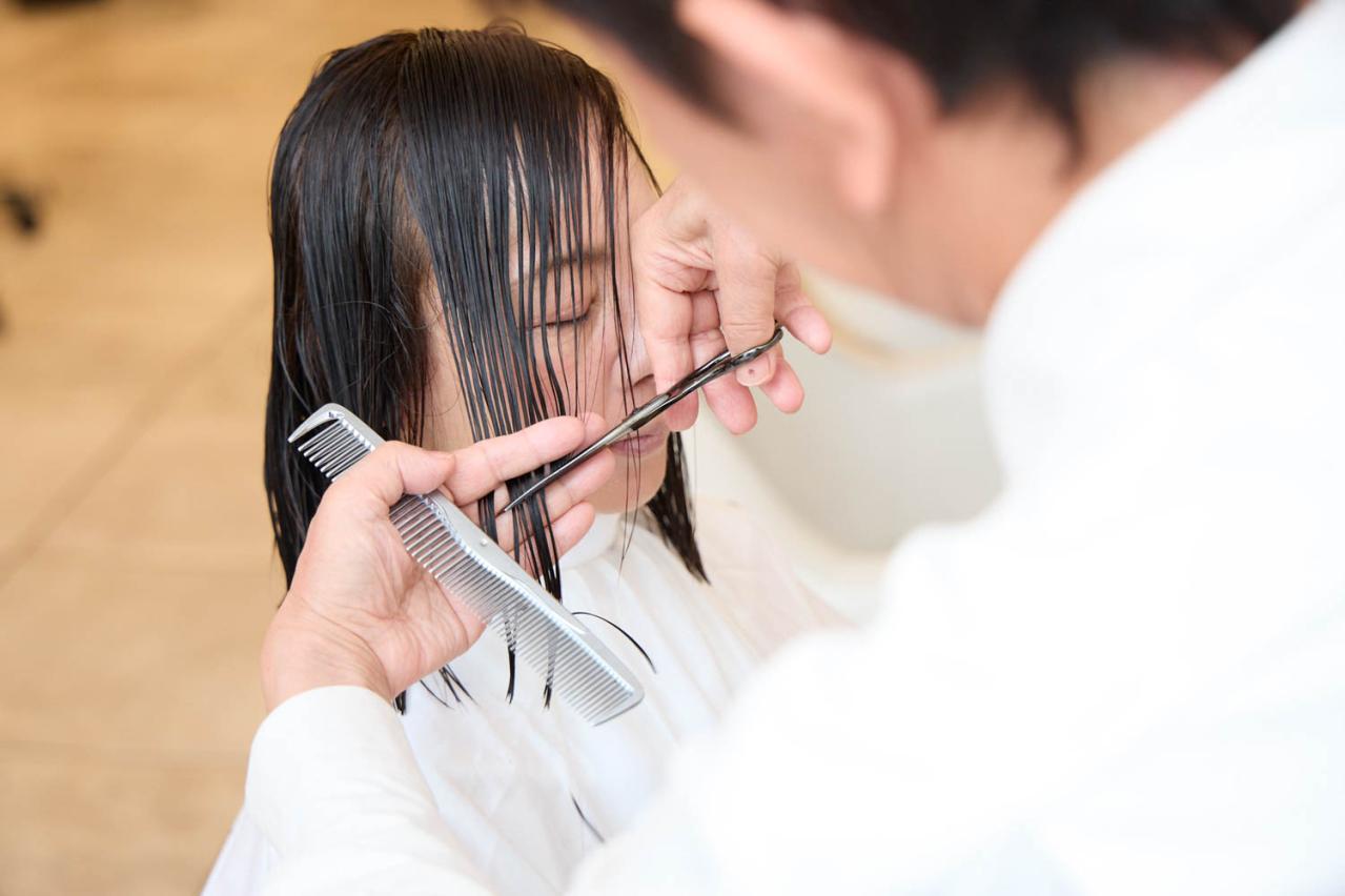59歳「髪のパサつき、根元のつぶれが気になります…」 人気ヘアサロン【ZACC・高橋さん】が教える若返りカットとは？（画像5）