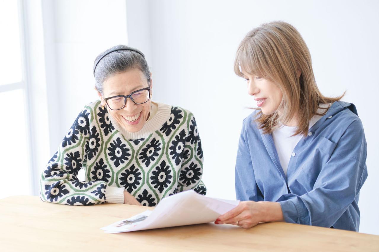 63歳「暗い色ばかりではなく、カラフルな服にも挑戦したい！」読者モデルのファッションにドラマスタイリスト【西ゆり子さん】がアドバイス（画像3）