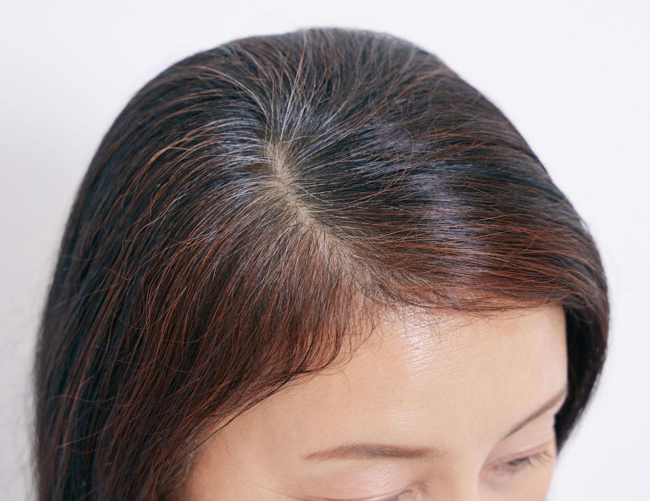 ＜50代の髪悩み＞根本の白髪も、ボリュームアップも【ポイントウィッグ】で解決！不自然にならないつけ方とは？（画像3）