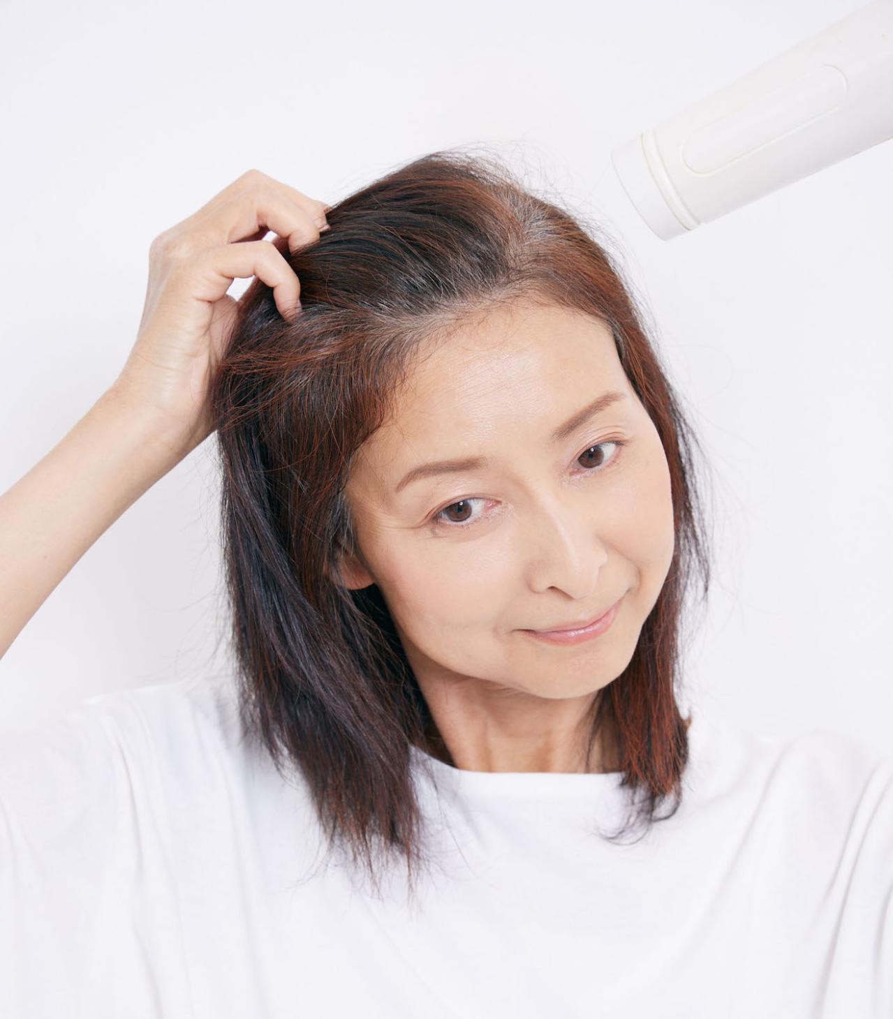 【50代ヘア】「根本のぺしゃんこが気になります」50代なら必須の美容家電を使えばこんなにボリュームアップ！？（画像4）