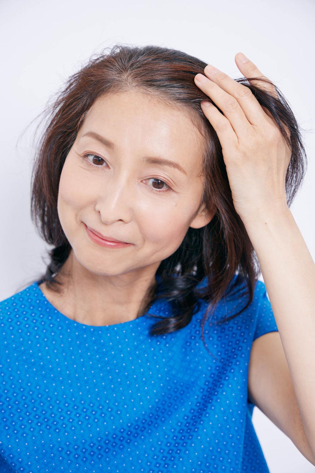 ＜50代の髪悩み＞根本の白髪も、ボリュームアップも【ポイントウィッグ】で解決！不自然にならないつけ方とは？（画像4）