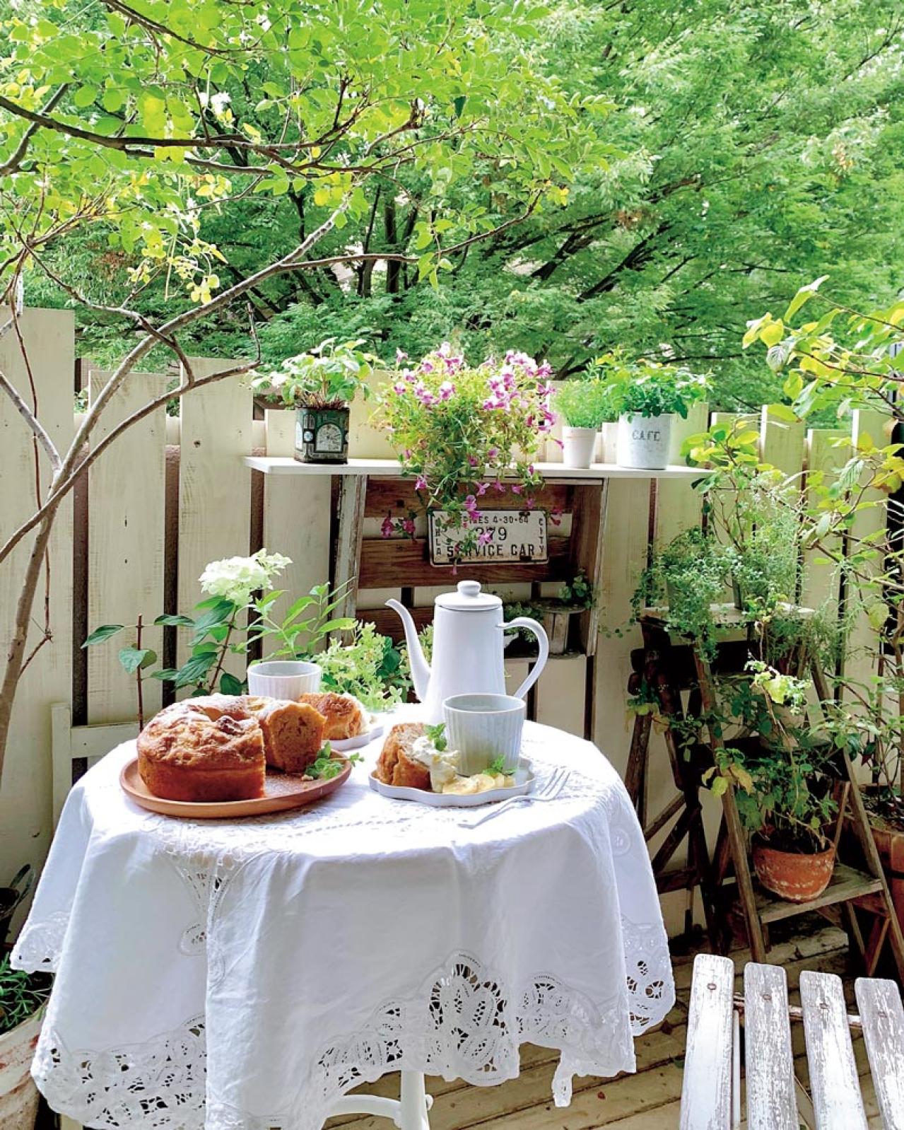 13㎡のベランダが華麗に変身！DIYとフレッシュハーブ、ホワイトコーデで楽しむベランダガーデン（画像4）