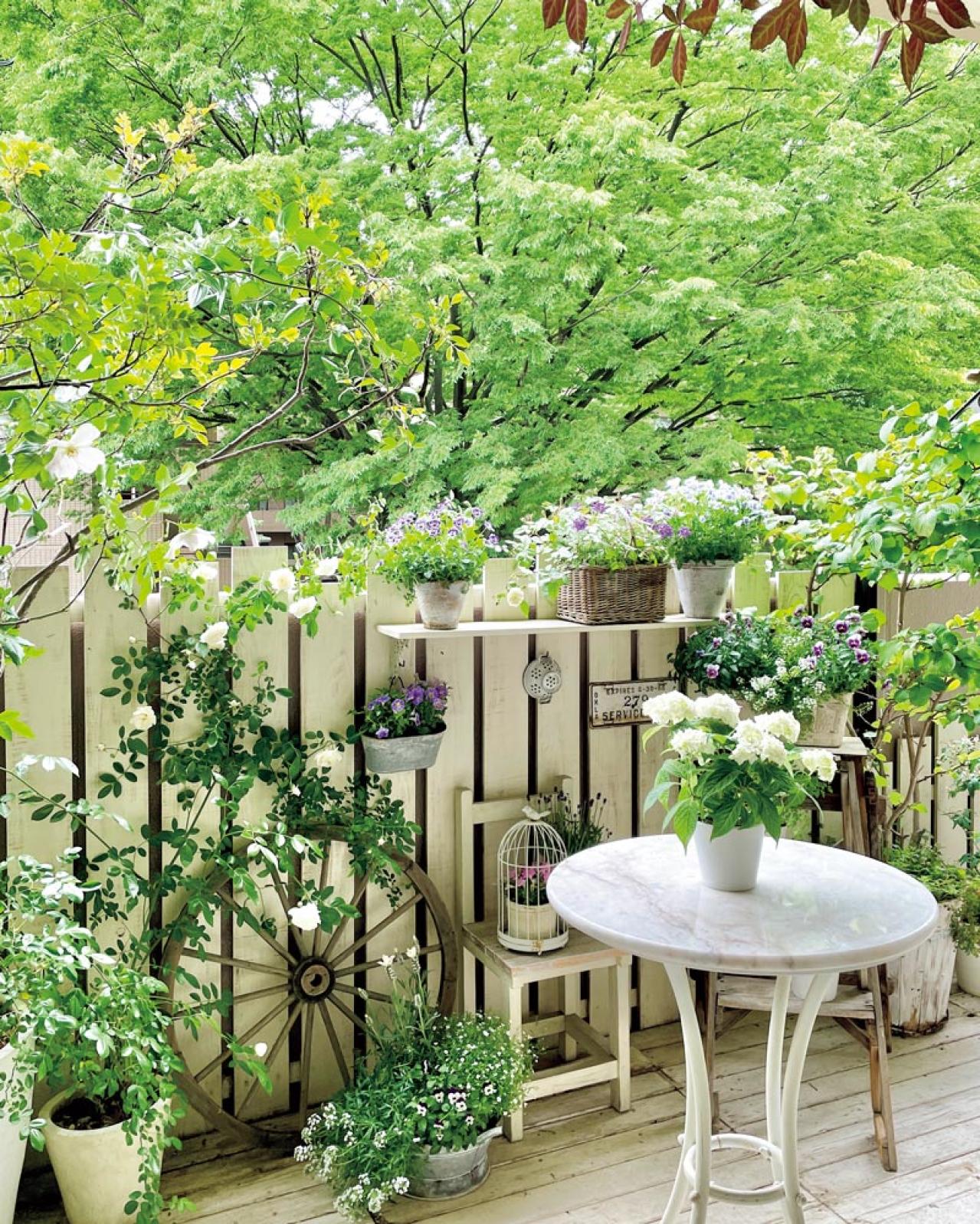 13㎡のベランダが華麗に変身！DIYとフレッシュハーブ、ホワイトコーデで楽しむベランダガーデン（画像9）