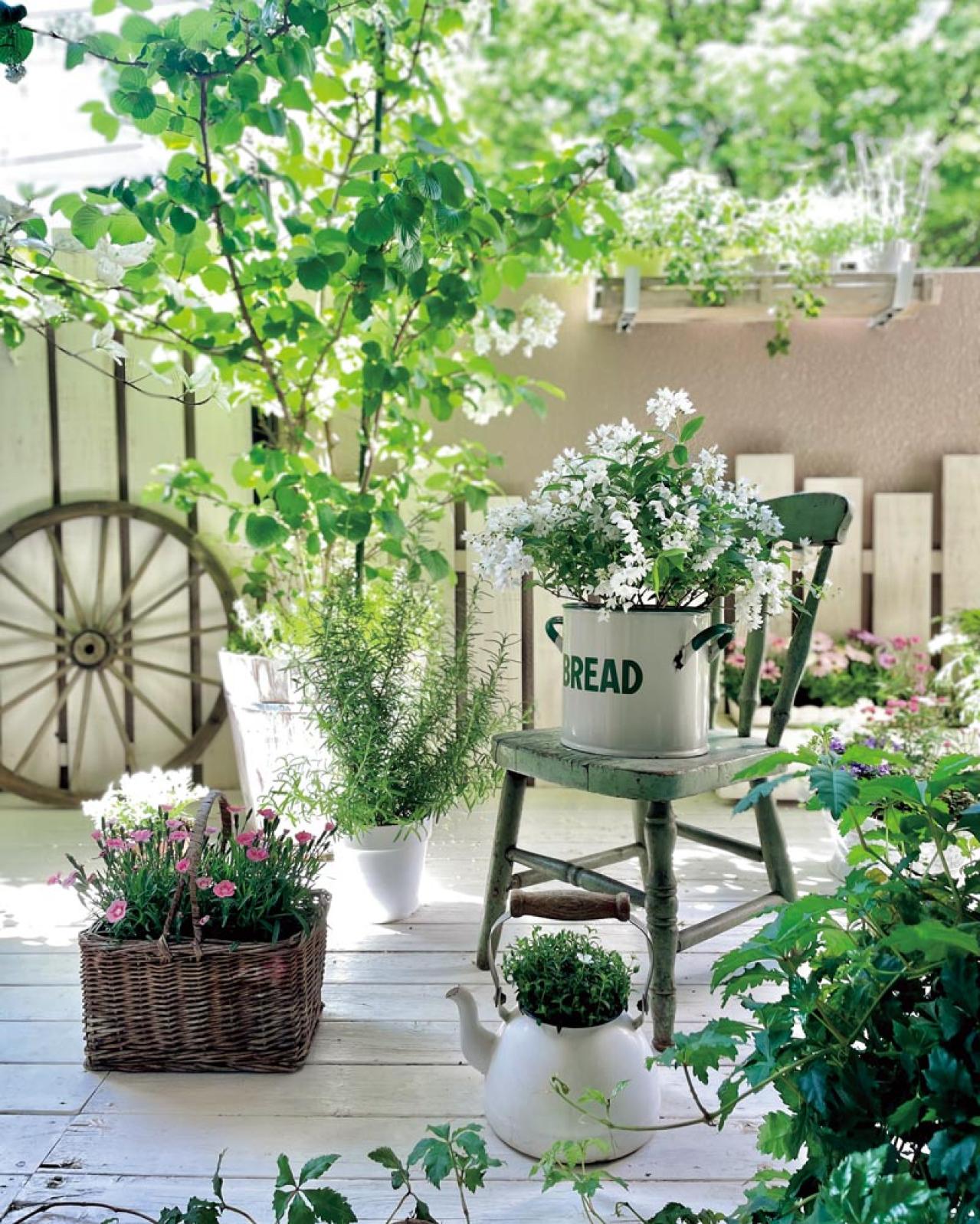 13㎡のベランダが華麗に変身！DIYとフレッシュハーブ、ホワイトコーデで楽しむベランダガーデン（画像8）