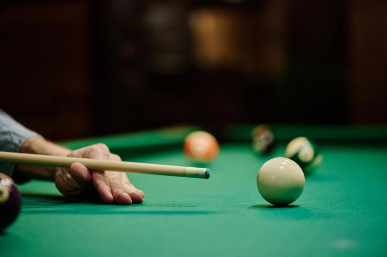 橋本五郎の『撞球室の七人』あらすじ紹介。密室で起きた殺人事件…人間の本質に迫る展開から目が離せない