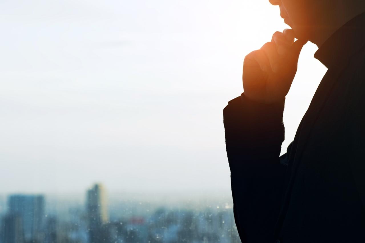 橋本五郎の『地図にない街』あらすじ紹介。不思議な街で出会った謎めいた老人と甘美な愛。何が現実で、何が虚構なのか？