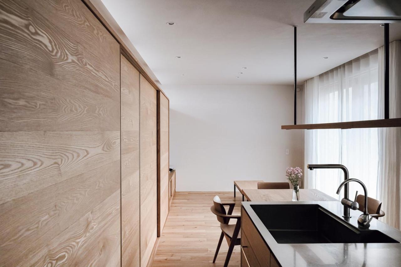 ソファも大掃除も不要！ものがあふれる家から180度変身！「心の疲労が激減した」ミニマリストの家とは？