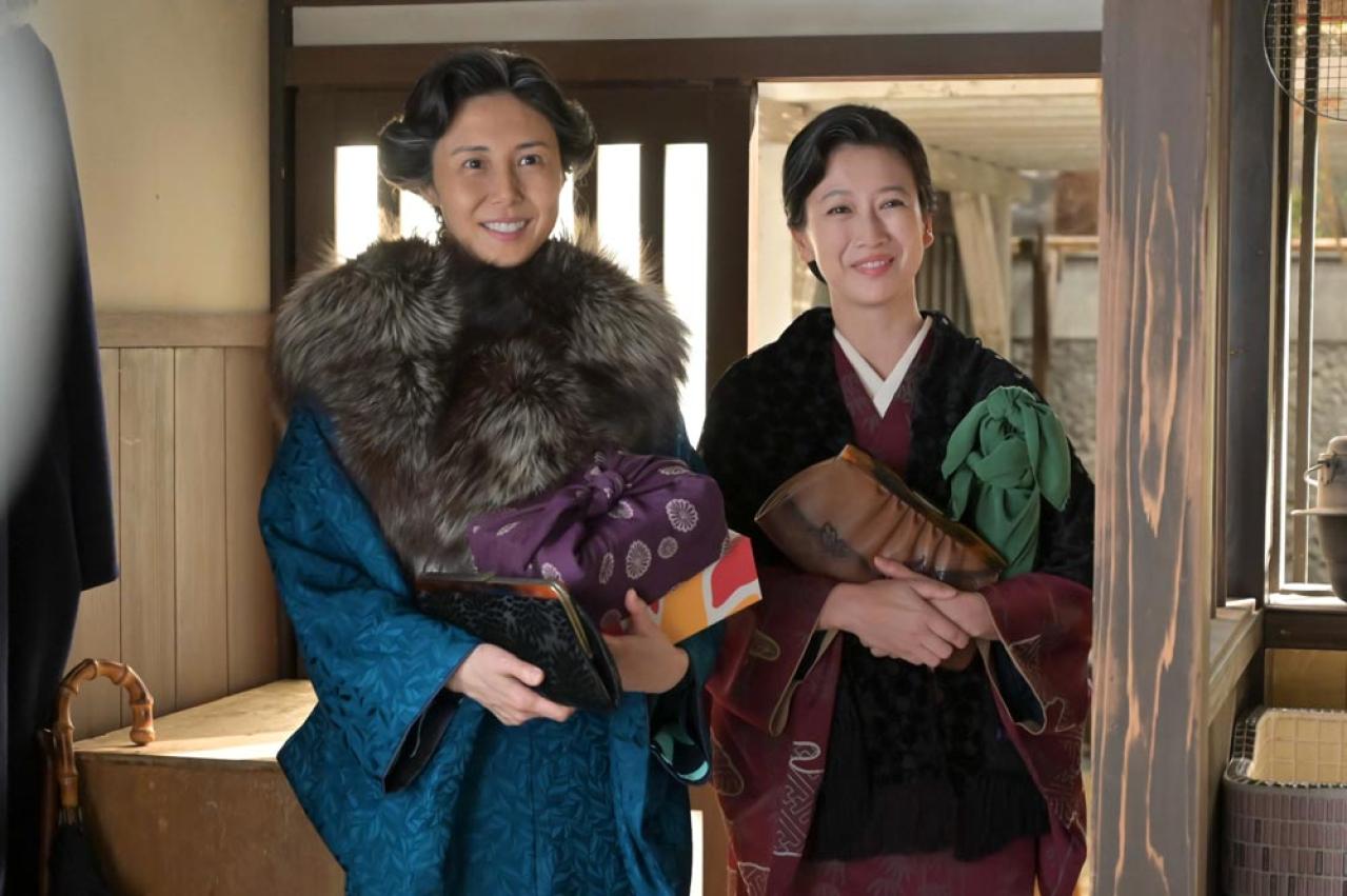 【あんぱん】戦後をたくましく生きる女性たち。その中にひとりちんまりと座る嵩（北村匠海）のフィット具合が絶妙だ（画像5）