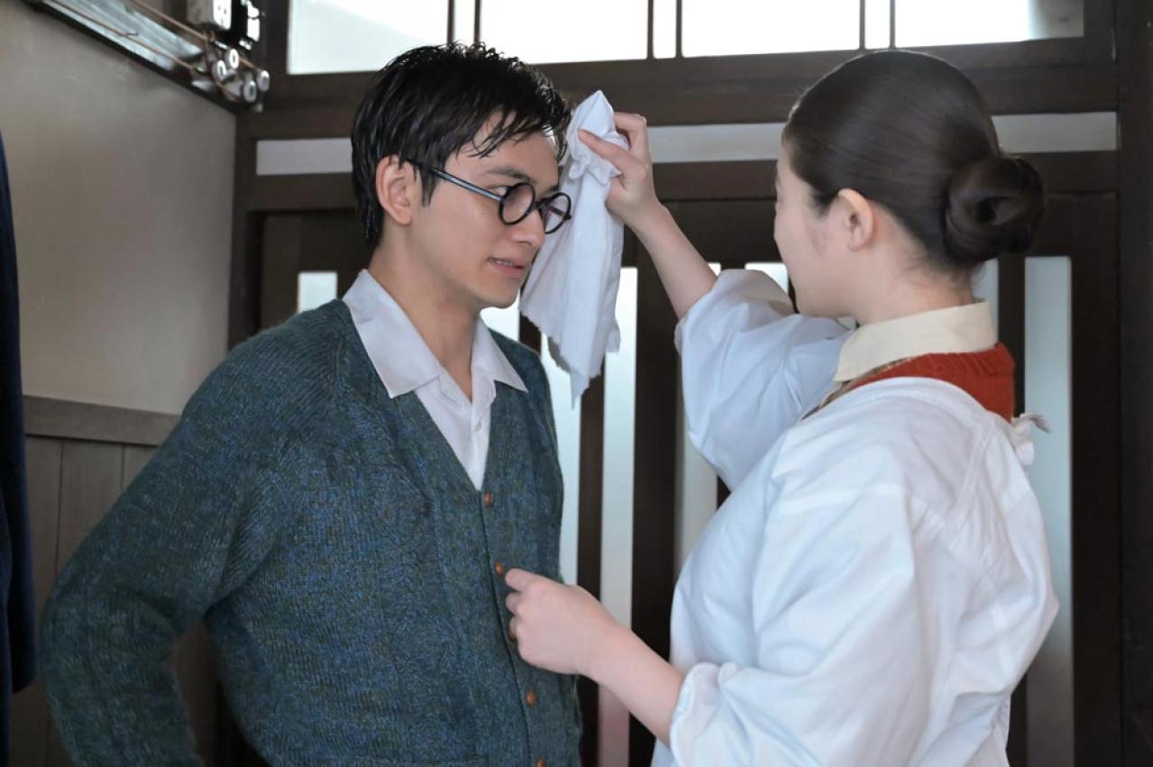 【あんぱん】戦後をたくましく生きる女性たち。その中にひとりちんまりと座る嵩（北村匠海）のフィット具合が絶妙だ（画像2）