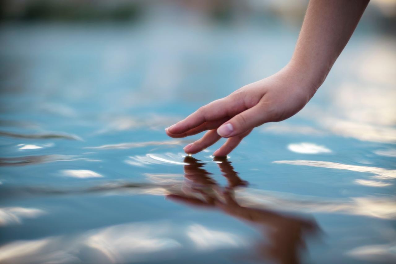 三好達治の『測量船拾遺』あらすじ紹介。未発表詩が語る孤独と自然が彩る新たな文学世界