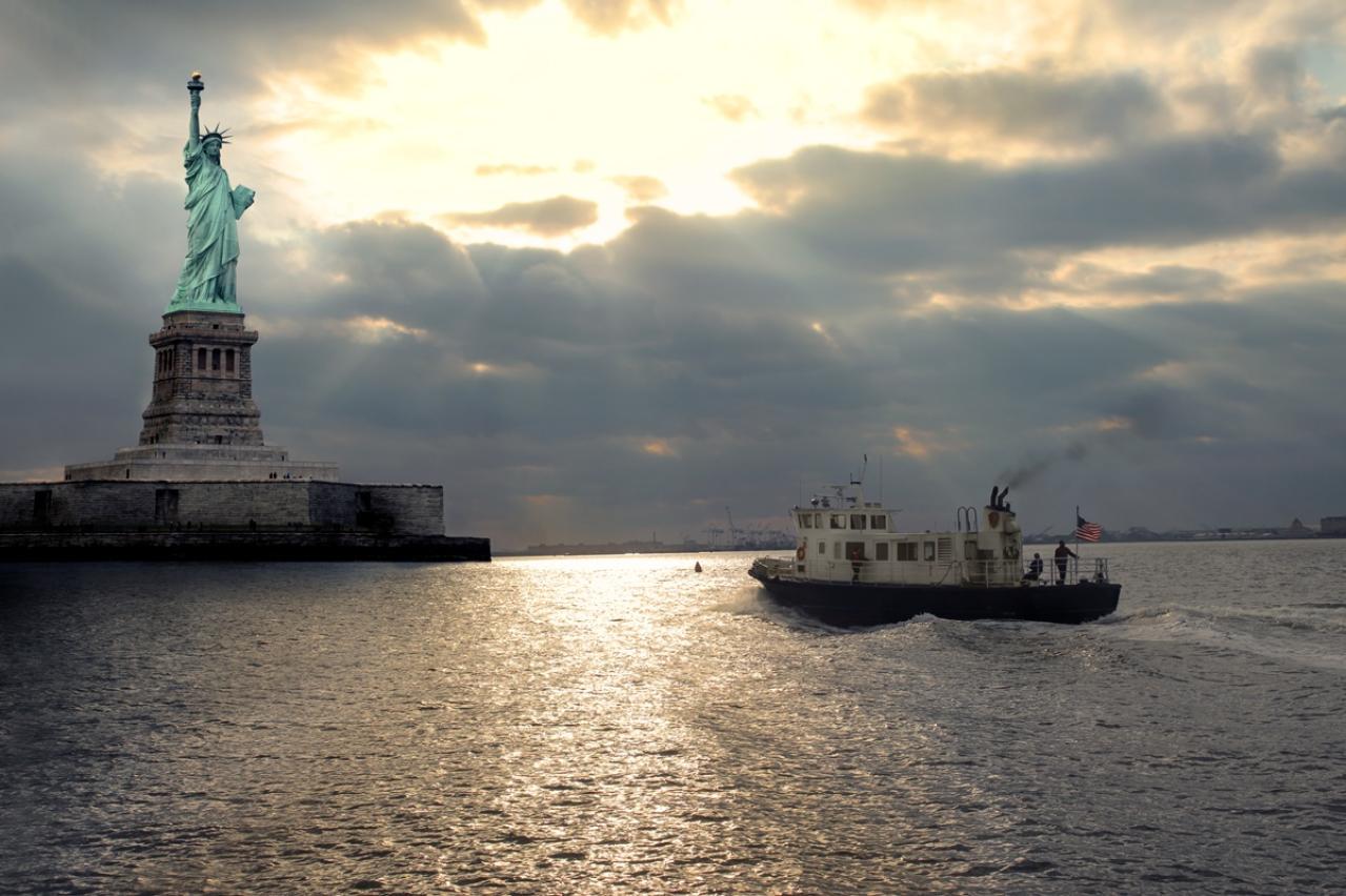 カフカの『火夫』あらすじ紹介。移民の孤独と希望を描いた短編の全貌とは？