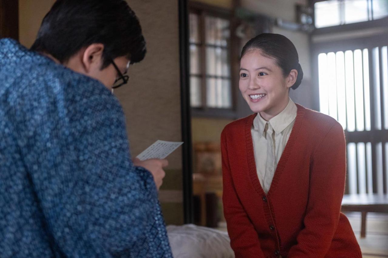 【あんぱん】注目を集めた登場人物は、学ラン姿のいせ（ミセス大森元貴）。崇（北村匠海）の生涯に深く関わっていく——（画像4）