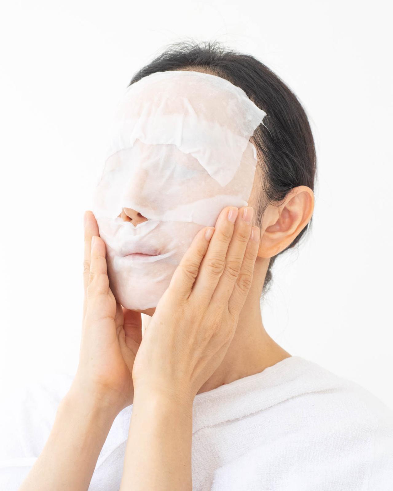 50代以上・夏のメイク崩れを防ぐために「極力使わないもの」とは？人気ヘアメイク職人【化け子】の秘技（画像3）