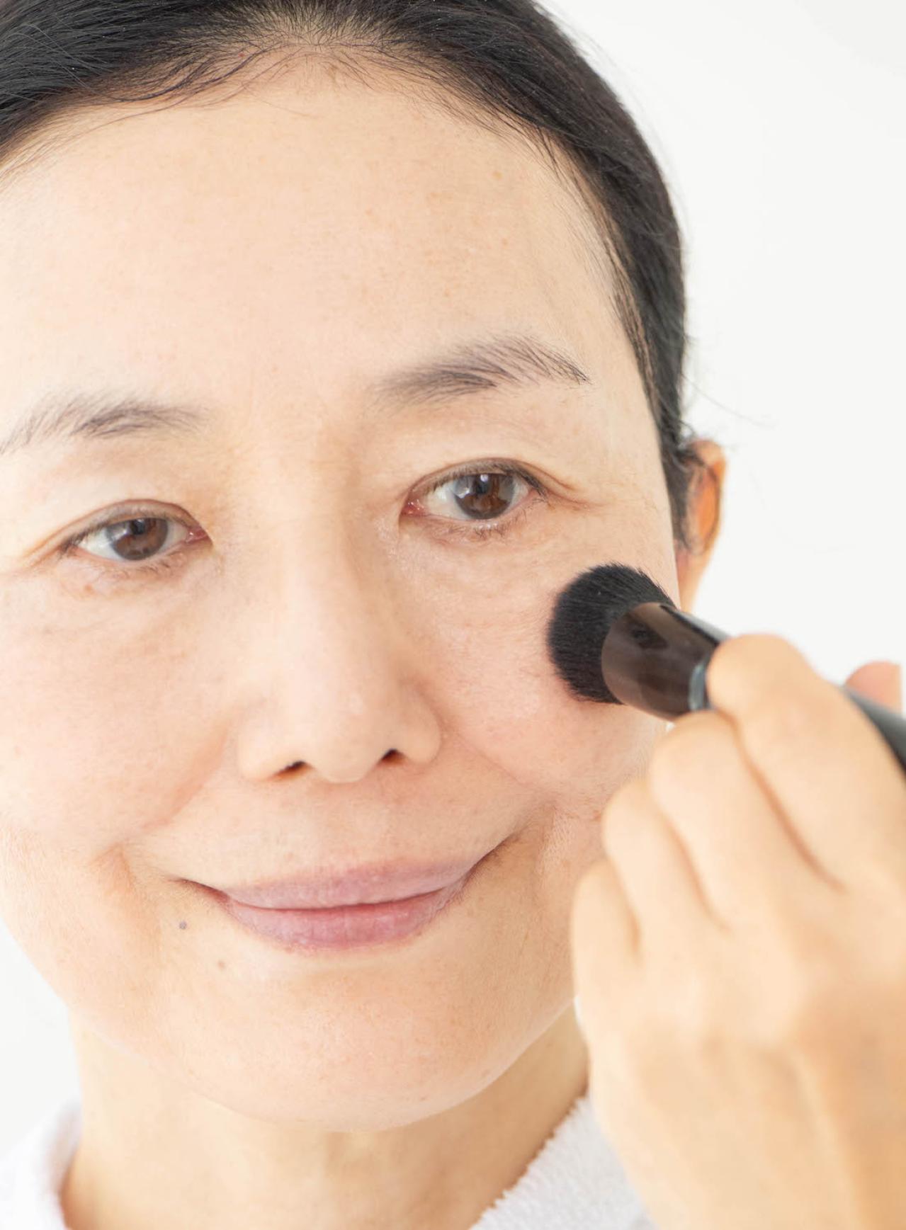 「皮脂で髪がペタンコ」の大人女性がやりがちなNG行為は？ヘアメイク職人【化け子】直伝！（画像12）