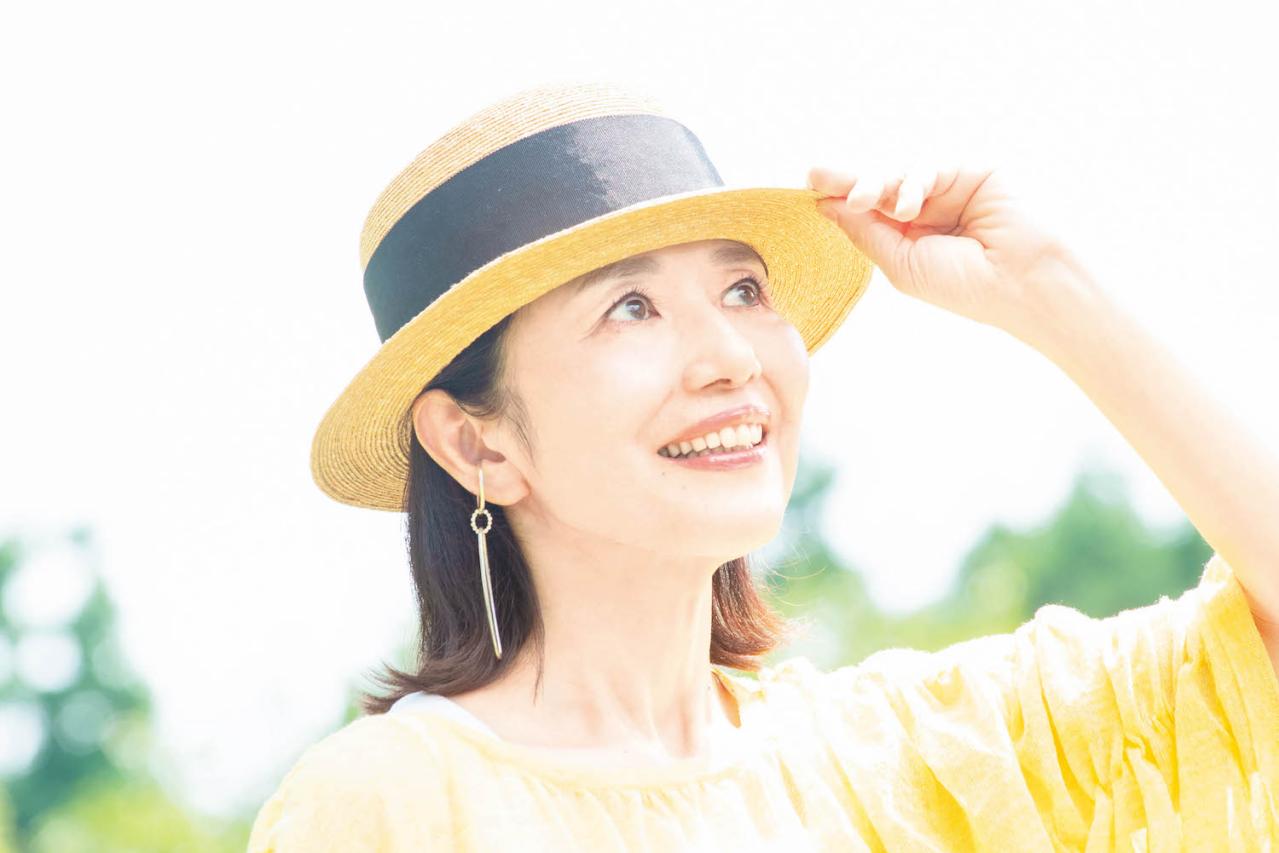 「皮脂で髪がペタンコ」の大人女性がやりがちなNG行為は？ヘアメイク職人【化け子】直伝！