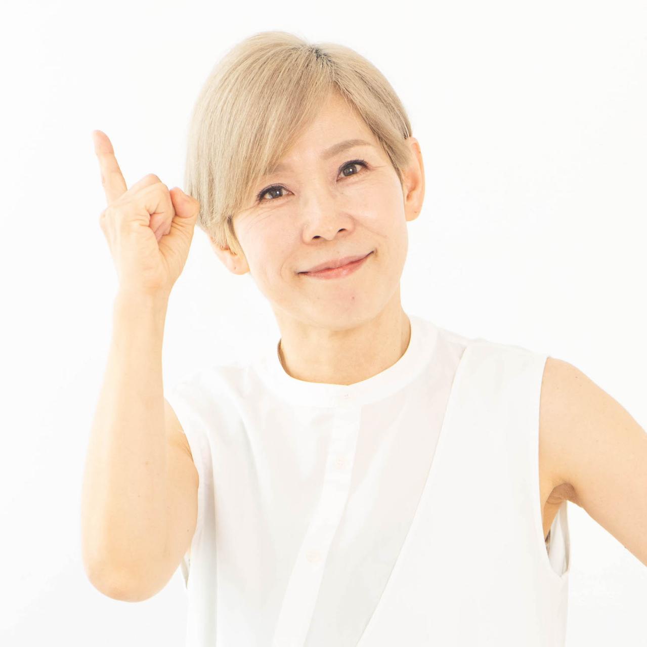 「皮脂で髪がペタンコ」の大人女性がやりがちなNG行為は？ヘアメイク職人【化け子】直伝！（画像13）