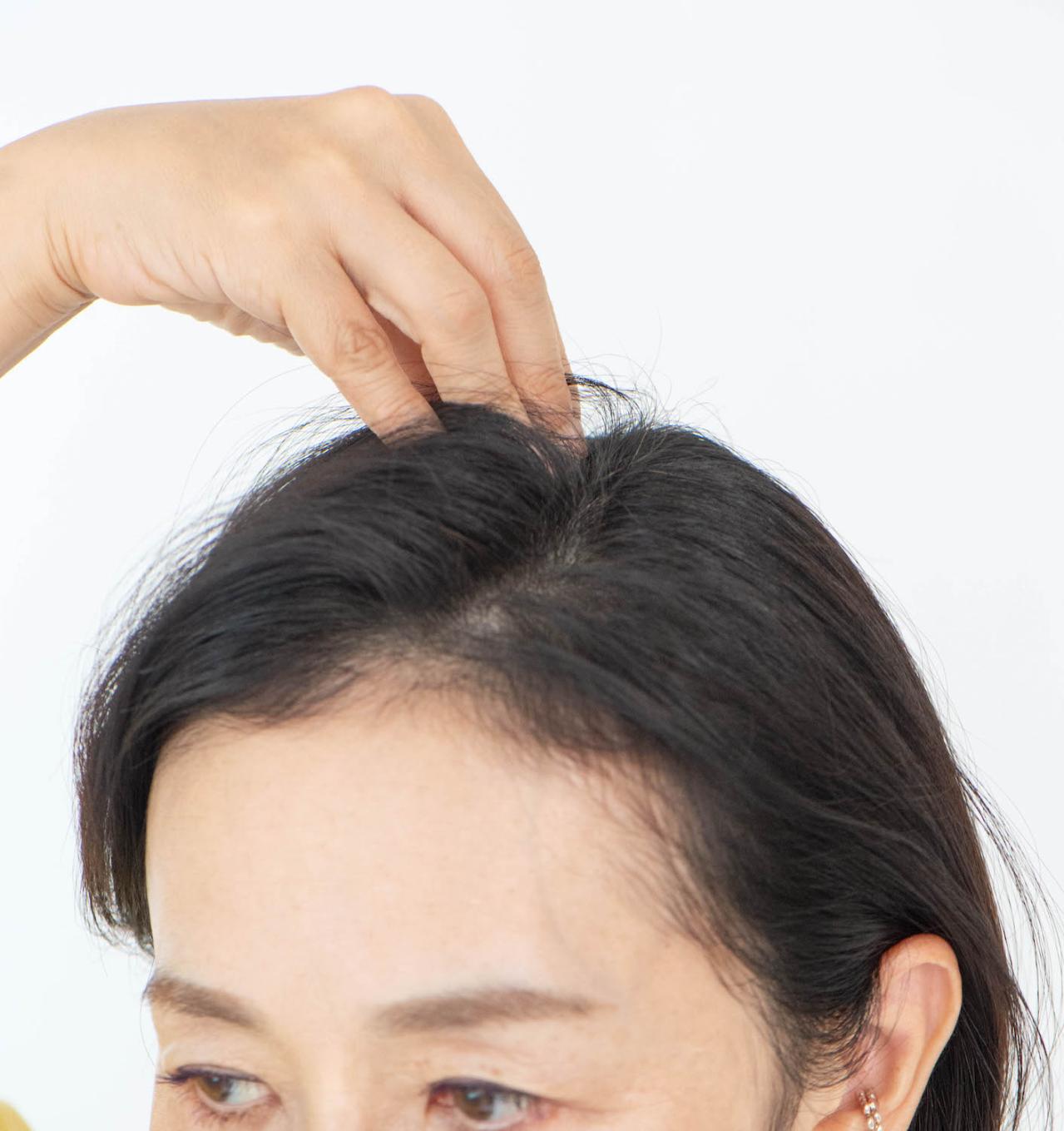 「皮脂で髪がペタンコ」の大人女性がやりがちなNG行為は？ヘアメイク職人【化け子】直伝！（画像10）