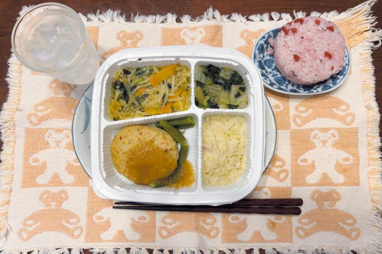 60代女性が選ぶ冷凍ミールのブランドは？「肉厚とんかつもヘルシーに味わえる！」【宅配おかずセットタイプ】を実食レポ（画像5）