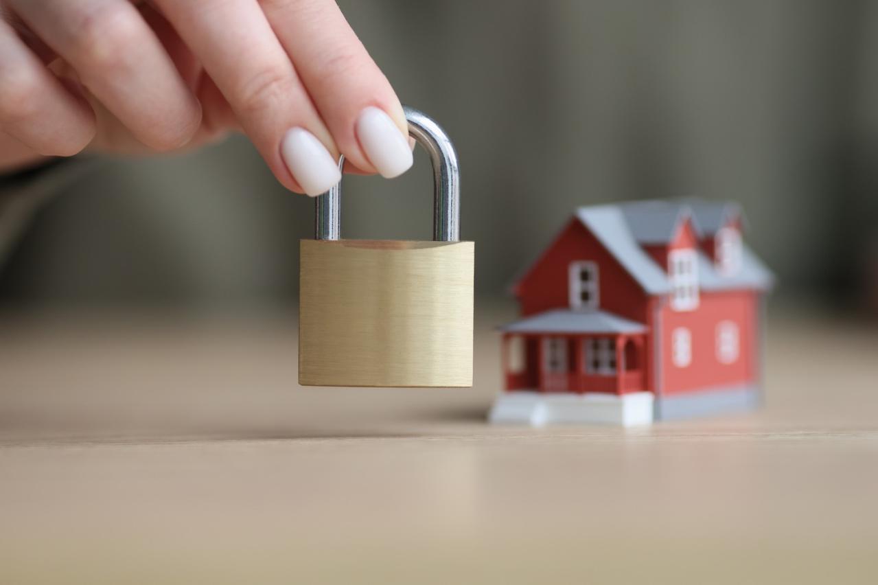 【高齢者の防犯対策】プロがすすめる防犯グッズ6選。空き巣、強盗対策に