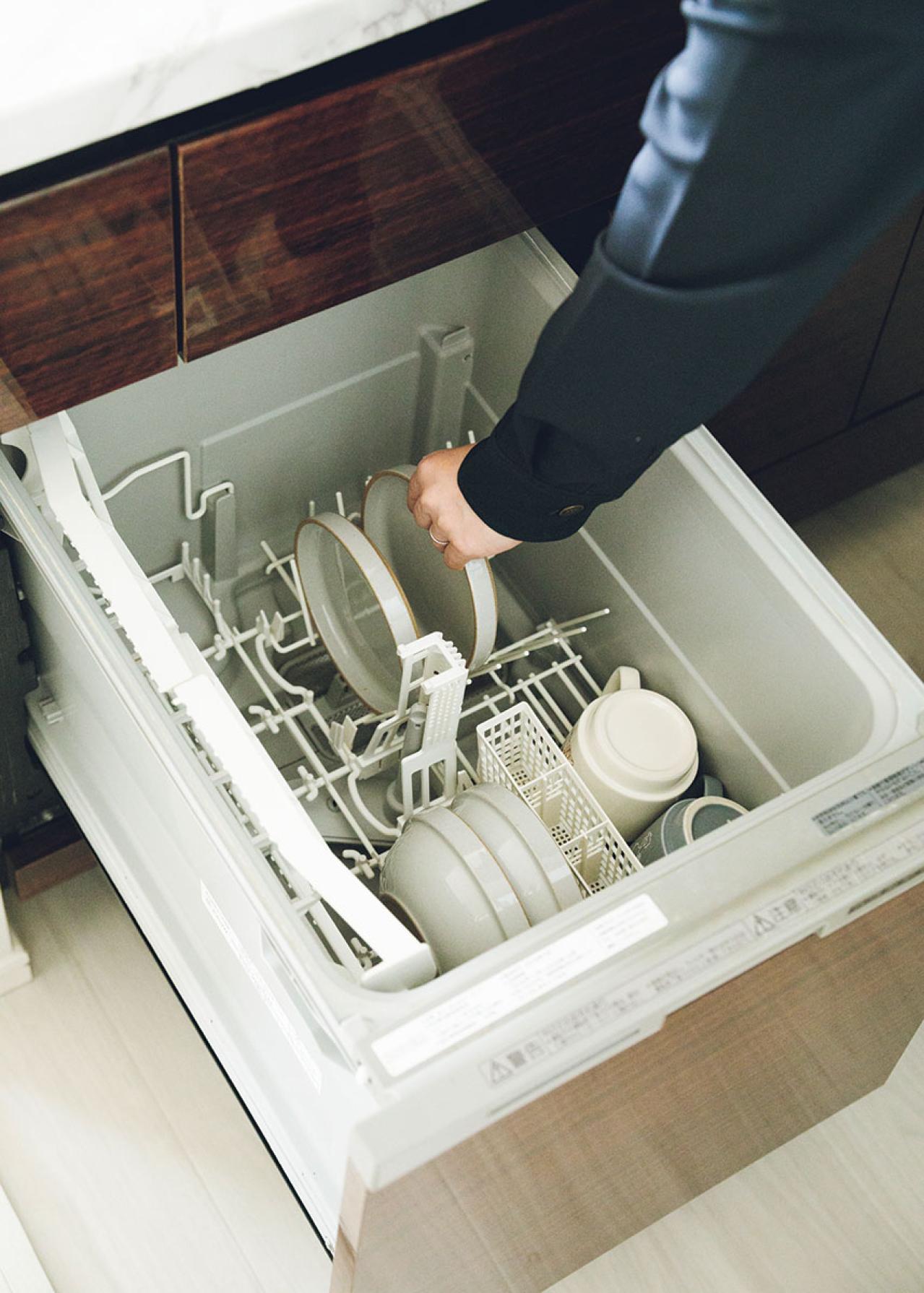 キッチンがスッキリ！「4人分の器は引き出し1つ分です」ミニマリストが実践する5つの工夫とは？（画像4）