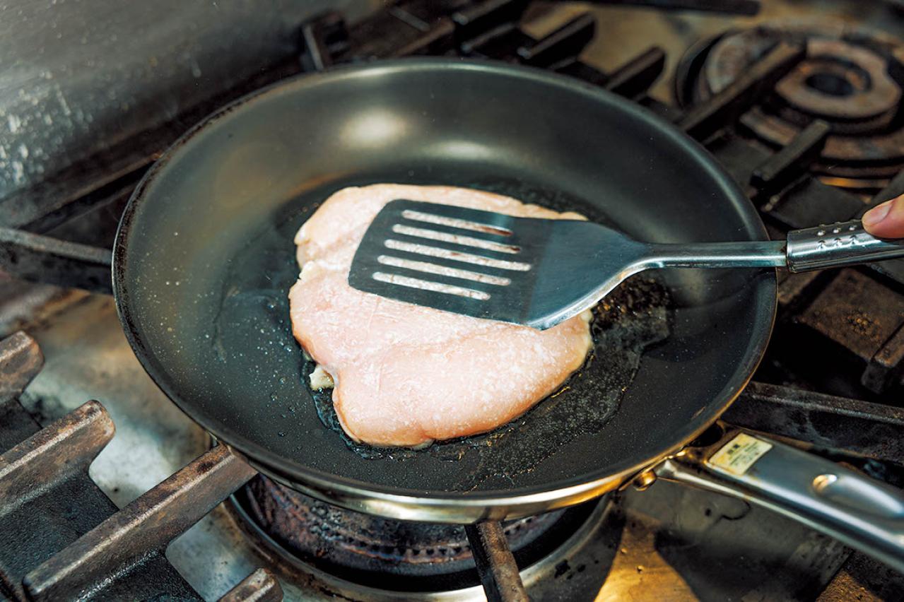 【笠原将弘さん直伝】鶏むね肉が驚くほどやわらかい！「しっとり照り焼き」「チキンカツ」（画像4）