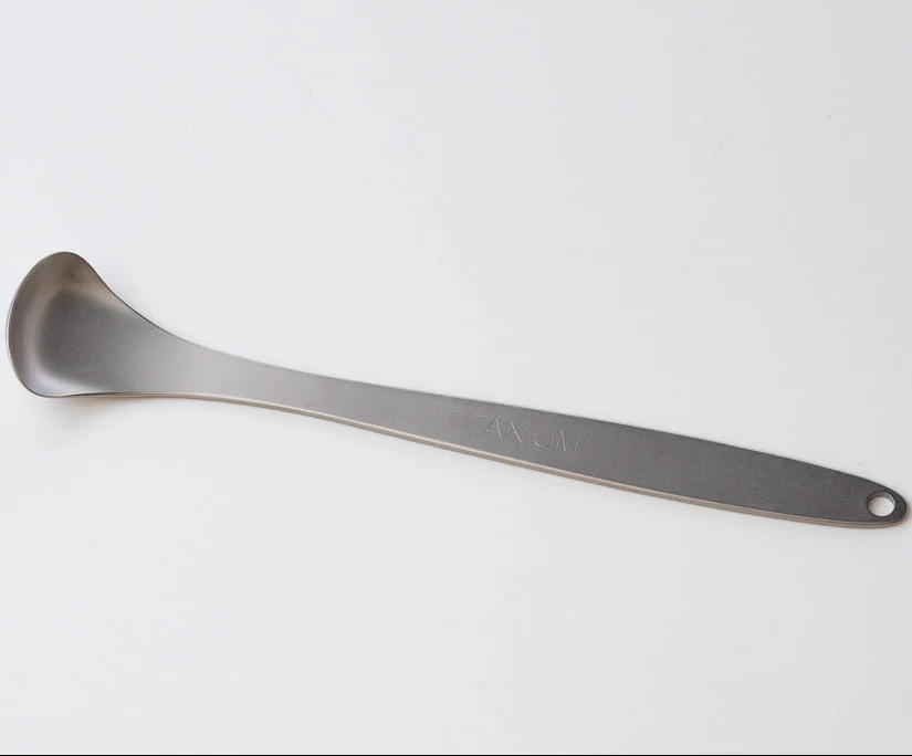 舌苔をやさしく取り除くチタン製舌クリーナー