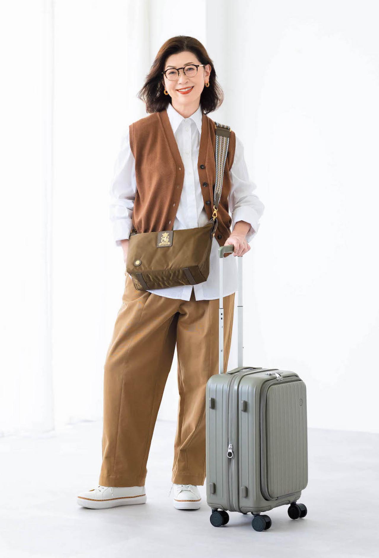 「50代からの旅行バッグはこれ！」スタイリストがすすめる【斜めがけ＆キャリーバッグ】の選び方（画像3）