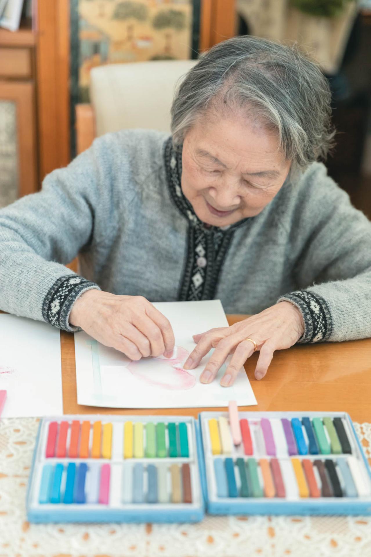 94歳の認知症の母が夢中になるスクラッチアートとは？ 介護する側のストレス発散にも（画像2）