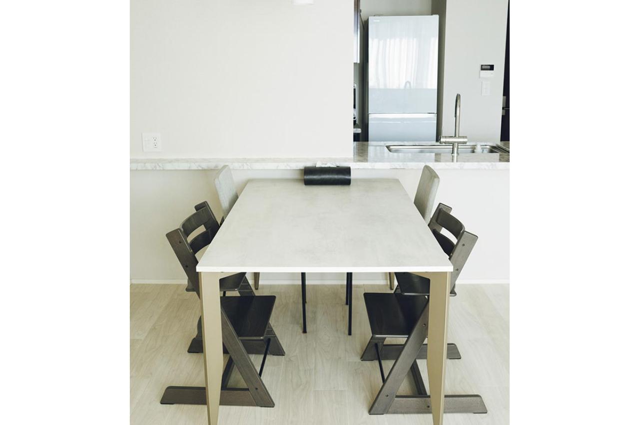 キッチンがスッキリ！「4人分の器は引き出し1つ分です」ミニマリストが実践する5つの工夫とは？