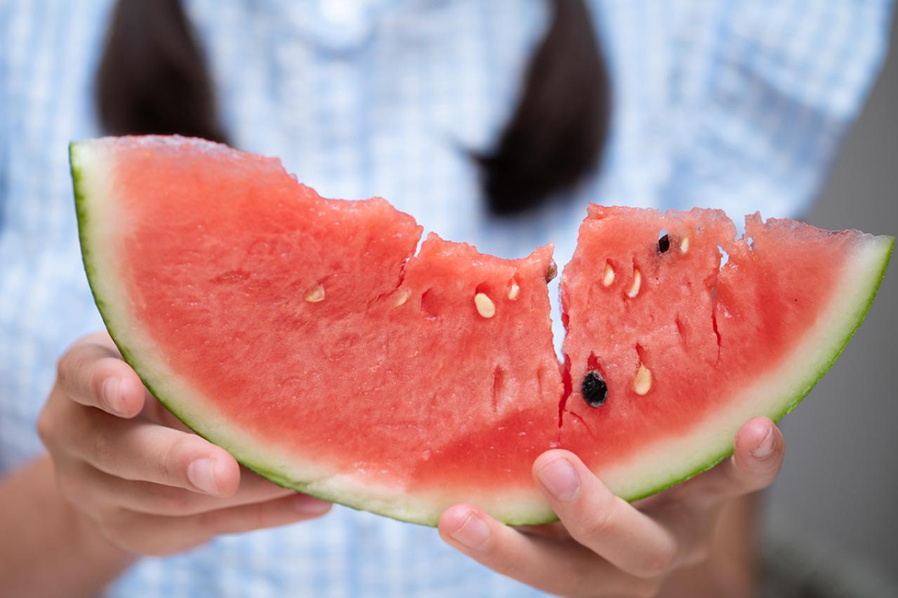 スイカの驚きエピソードやパイナップルの笑い話！果物が織りなす家族の物語
