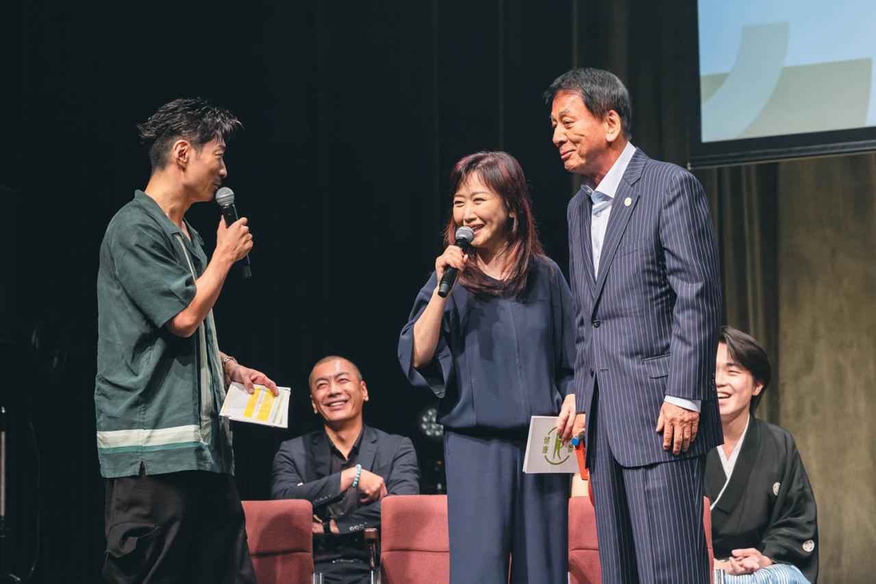 【伍代夏子さん】がウォーキングポーズを披露！無理なく歩く「足活」のコツとは？（画像5）