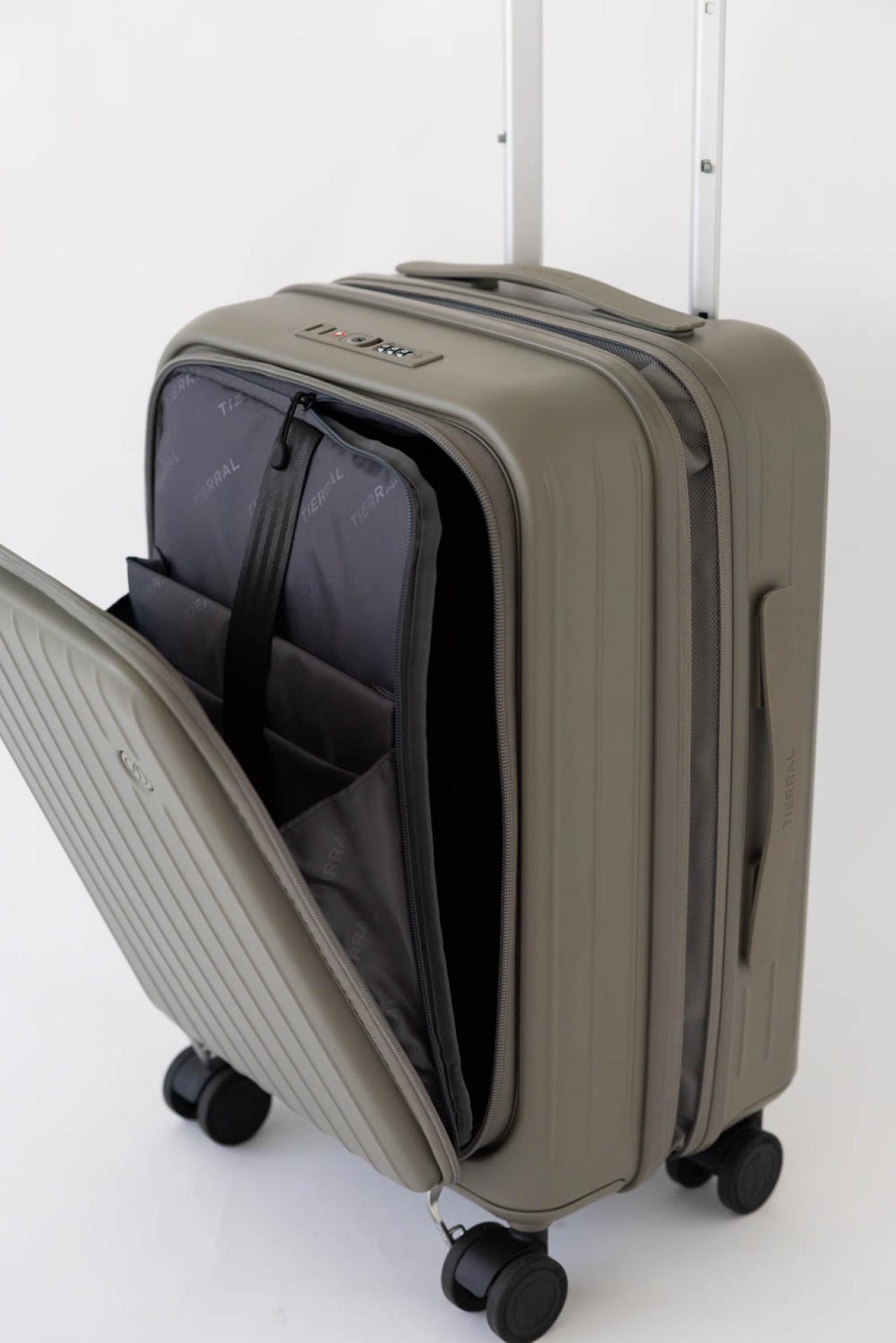 【斜めがけバッグ30選】50代の旅に必須の【斜めがけ＆リュック、キャリー、トート、ボストン】スタイリストが太鼓判を押す機能性とおしゃれ（画像12）