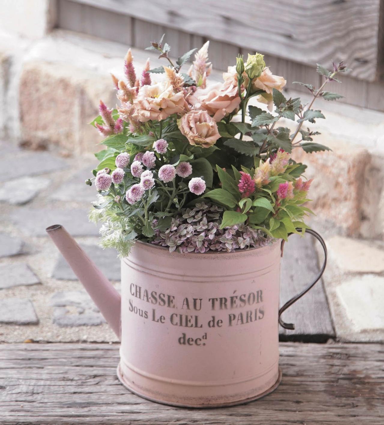 みんなの大好きカラー【ピンクの花の秋の寄せ植え】同系色の鉢を使って愛らしく（画像2）