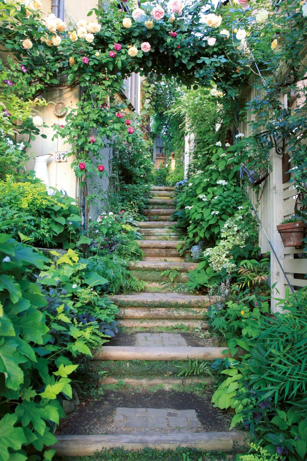 狭さをカバーするガーデニングアイデア「色使い」と「空間利用」の実践5例（画像3）