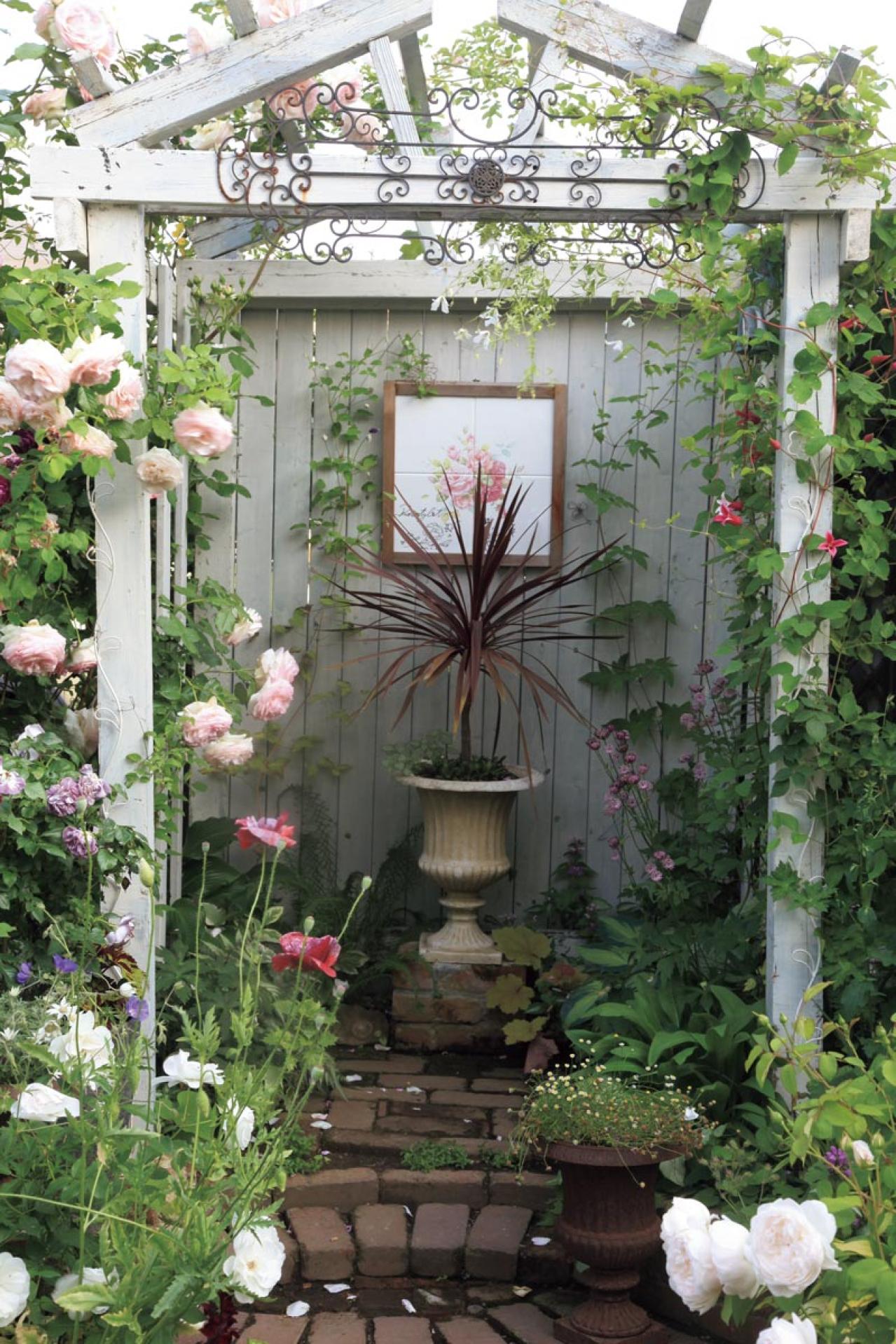 限られた場所を花と緑で彩る！フェンスを活用した「すきまガーデニング」実例6選（画像6）